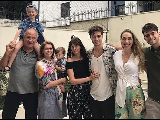 Familienfoto von Modell, heiratet zu Jessiann Gravel Beland,erkennt für Supermodel of the World,  Gucci, Roberto Cavalli, Thierry Mugler, Armani, L'Oreal.
  