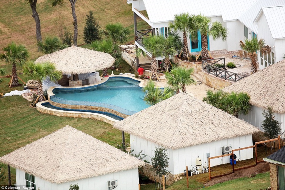 Blake Shelton's Hawaiian-style Lakehouse