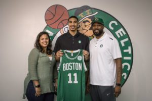 Jayson Tatum S Parents Meet His Mom Brandy Cole And Dad Justin   DDBv1JcVYAAo7Oc 300x200 