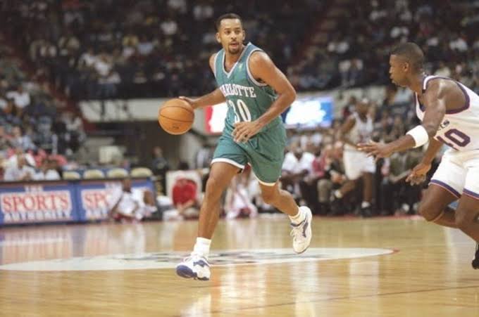 Dell Curry (centre) as a Charlotte Hornet player