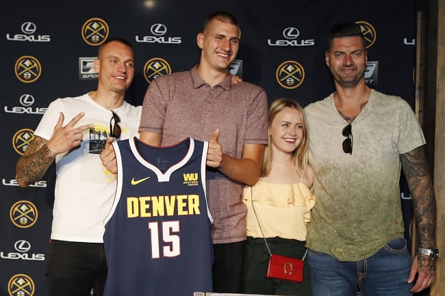 Nikola Jokic with his girlfriend and brothers