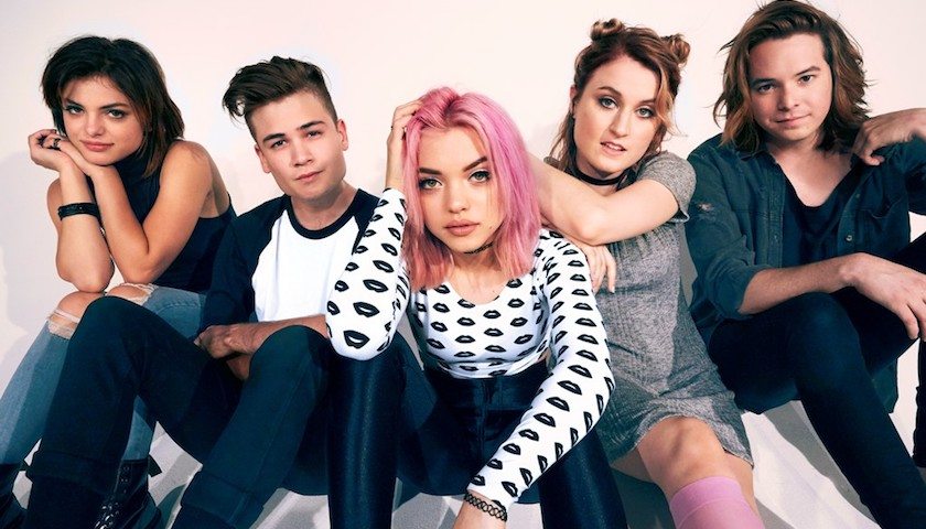 Rena Lovelis, Nia Lovelis, Hey Violet