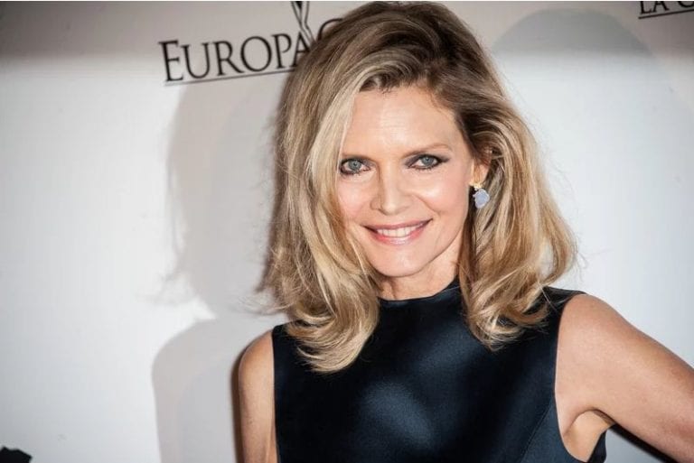 The 66-yaşında 171 cm uzunluğunda Michelle Pfeiffer tarihli 2024